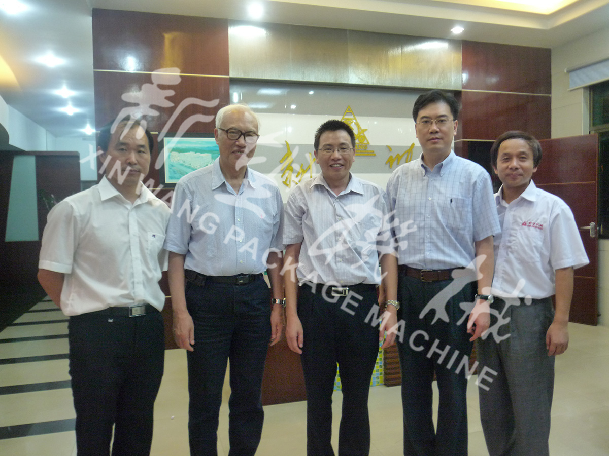中國工程院院士段正澄、中國工程院院士、華中科技大學黨委書記邵新宇、廣東省智能機器人研究院院長張國軍一行蒞臨新望公司考察指導